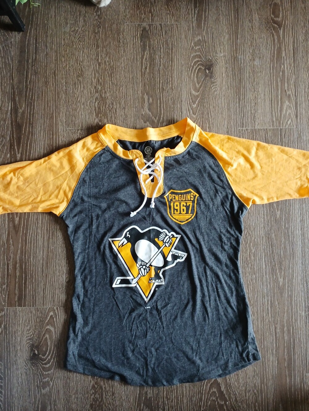 NHL Pittsburgh Penguins Black and Gold Lace-Up Raglan Womens Jersey Sz L 12-14